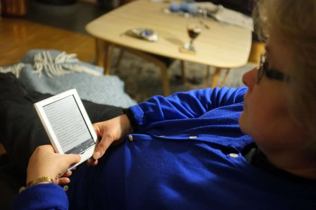 Woman_reading_a_book_on_an_eReader