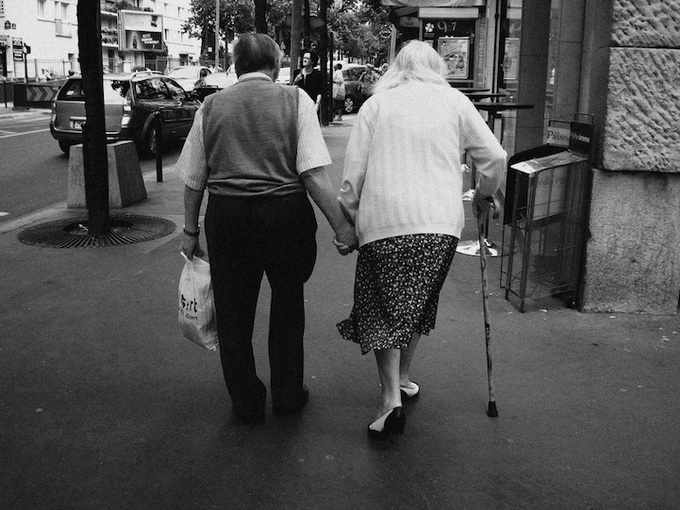 9e696_OldPeopleHoldingHands1