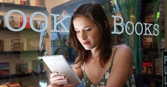 Girl-reading-ebook-570x300