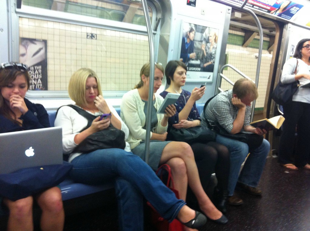 reading-books-ebooks-ipad-on-subway