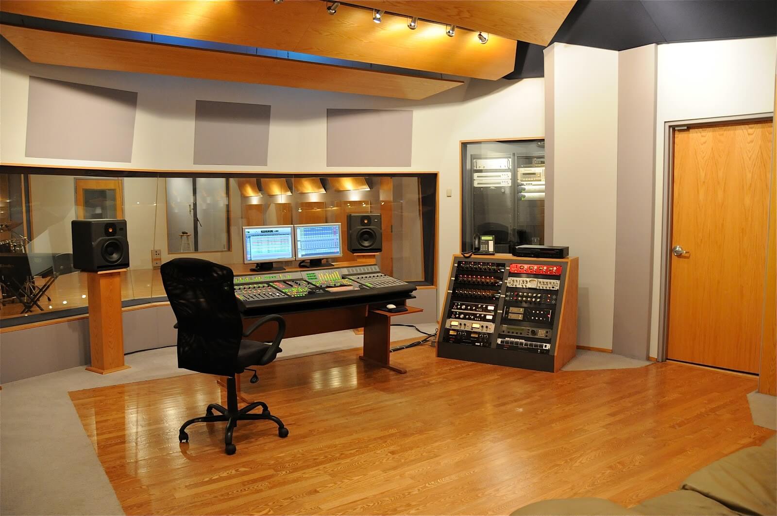 Control Room 004